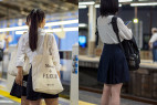 透けキャミ制服女子たち